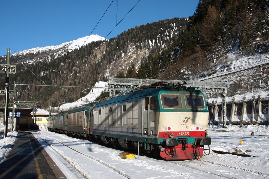 Am 01.01.2011 sind in einer Reihe abgestellt im Bf Brenner/Brennero E 652 079 + E 652 080 und E 412 003 + E 405 033.