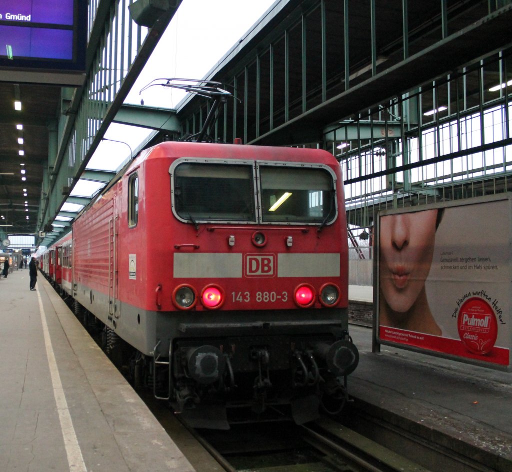 Am 01.03.2013 war 143 880-3 mit RE 19443 nach Aalen unterwegs. Hier im Hauptbahnhof Stuttgart.