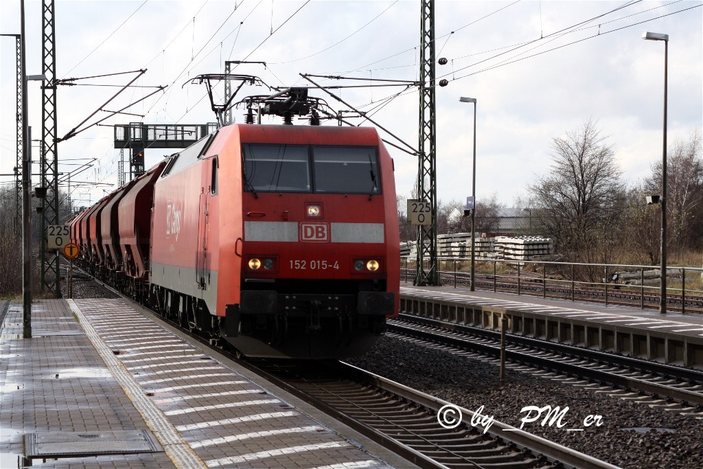 am 01.04.2010 durchfuhr 152 015-4 den Bahnhof von Boitzenburg mit einem Gterzug