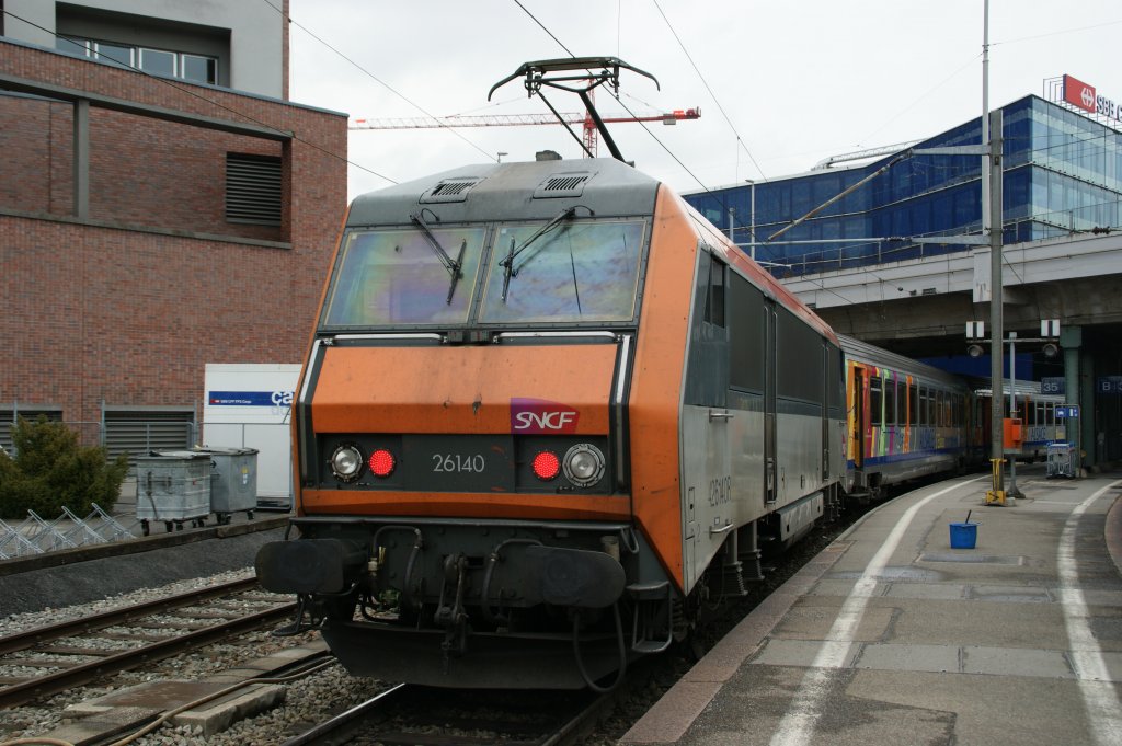Am 01.04.2010 wartet BB 26140 mit Steuerwagen am Zugsende auf neue Aufgaben.