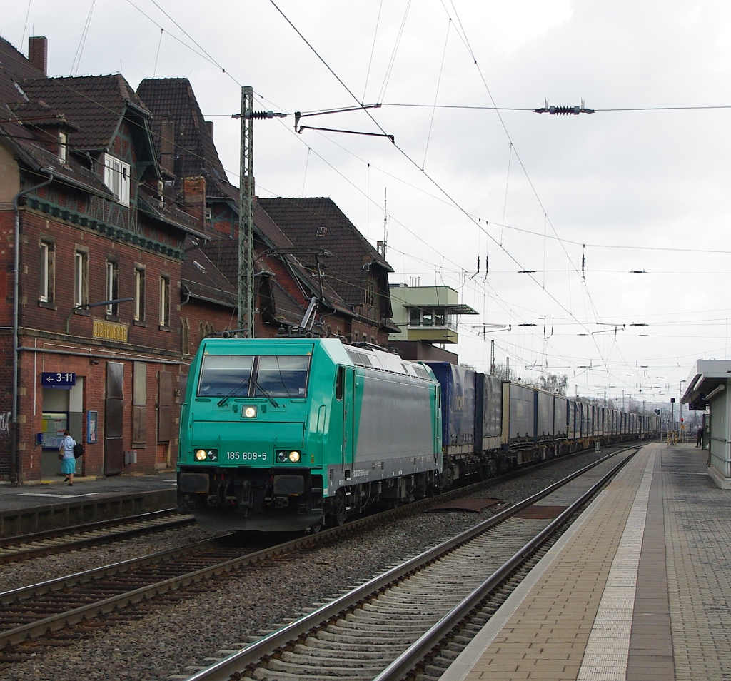 Am 01.04.2011 zog 185 609-5 diesen Aufliegerzug in Richtung Sden. Aufgenommen in Eichenberg.