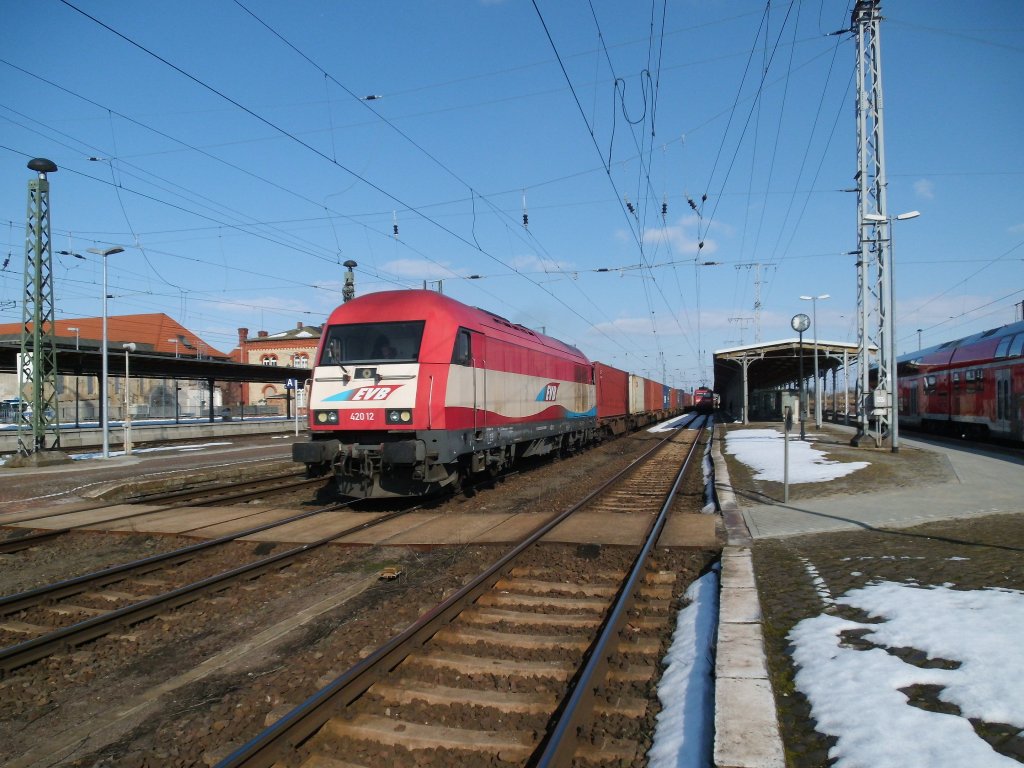 Am 01.04.2013 fuhr EVB 420 12 (223 032) durch Stendal mit einem Containerzug in Richtung Wittenberge.