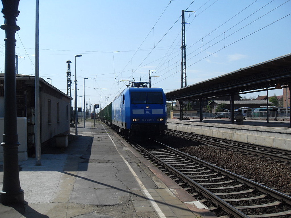 Am 01.05.2012 fuhr 145 030 der PRESS mit einem leeren Holzzug durch Stendal in Richtung Berlin.