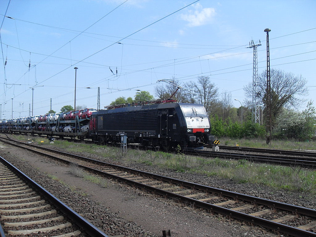 Am 01.05.2012 fuhr 189 805 (ES64 F4-805)mit einem Fiatautozug durch Stendal.