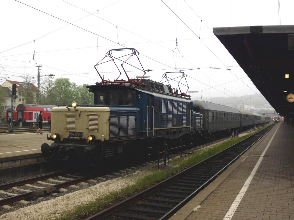 Am 01.05.2013, 194 178-0 mit einem Sonderzug in Ulm Hbf.