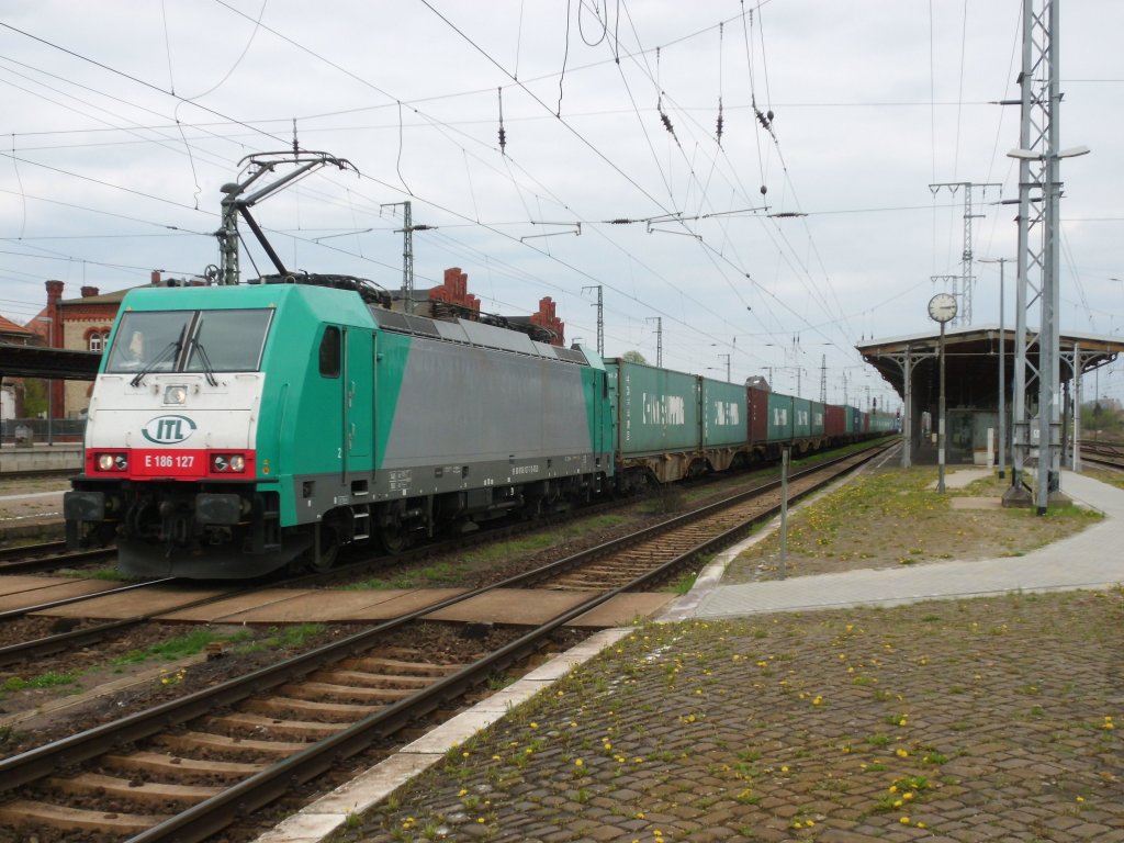 Am 01.05.2013 kam 186 127 mit einem Containerzug durch Stendal �ber Wittenberge nach Hamburg.