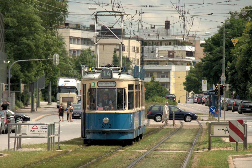 Am 01.07.2013 jhrt sich zum 100sten Mal die Eigmeindung vom Berg-am-Laim (Ein Berg an Lehm). Hier 2412 am heutigen 23.06. an der Schlsselbergstrae