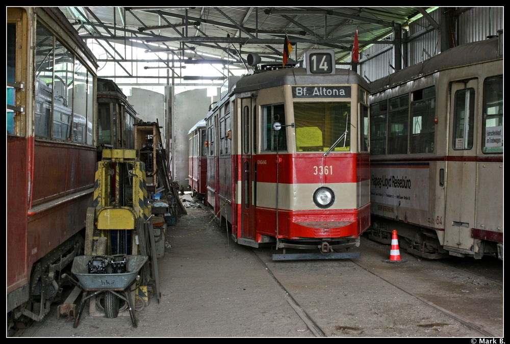 Am 01.08.10 erlaubte ein Blick in die Halle den Anblick dieses V7E der Hamburger Straenbahn. Er fuhr zuletzt bis 1977. Der Typ V6E berdauerte den V7E um ein Jahr bis in Hamburg die Straenbahn ganz eingestellt wurde. Link im Bildrand sehen wir den Z2 Triebwagen und rechts ein Beiwagen der Kieler Straenbahn wie er bis zuletzt hinter den GT6 der Kieler Tram gelaufen ist. (Dieses Foto wurde legal aufgenommen, bei diesem Foto stand ich direkt unter dem Hallentor)