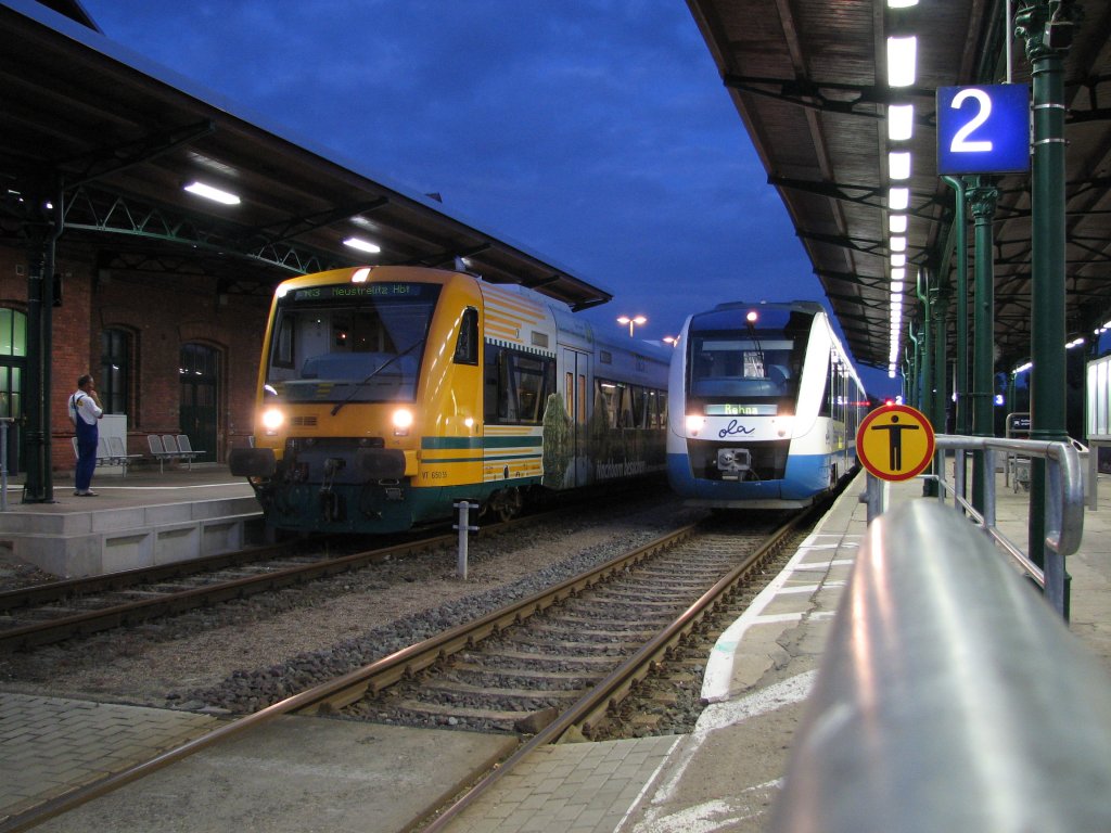 Am 01.08.2007 stehen ein Regioshuttel der Odeg und ein Lint der OLA im Bahnhof von Parchim fr den morgentlichen Berufsverkehr bereit