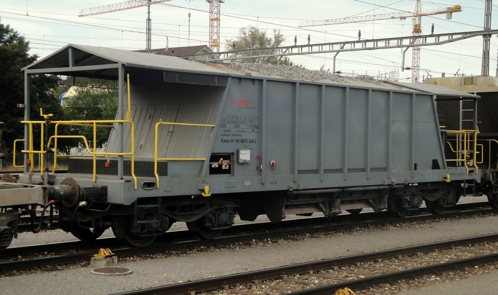 Am 01.09.11 erhielt der Bahnhof Rotkreuz Besuch eines Sihltalers. Der Schotterwagen Xass 41 45 9870 304-2 der SZU muss weite Strecken fahren, um eine Ladung Gestein zu bekommen. (Aufgefllt wahrscheinlich in Schwyz)