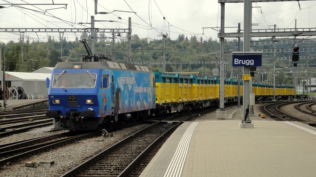 Am 01.09.11 zieht die Re 456 143-7 der SOB einen Sondermllzug durch Brugg AG.