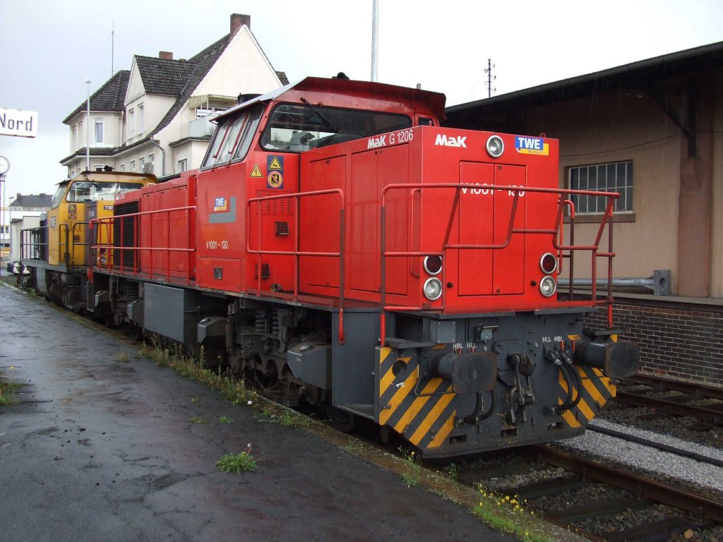 Am 01.09.2007 steht eine zur TWE gehrige Lok der Baureihe Mak G 1206 BB auf dem ehemaligen Gterbahnhof Gtersloh-Nord. Dahinter ist eine weitere Lok dieser Baureihe zu erkennen.
Der Bahnhof ist frei zugnglich!