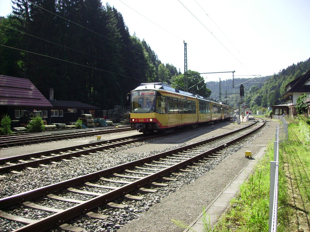 Am 01.09.2010 sind zwei Zweisystemstadtbahnen der AVG als E 85057 gerade bei der Ausfahrt aus dem beschaulichen Bahnhof Schnmnzach.