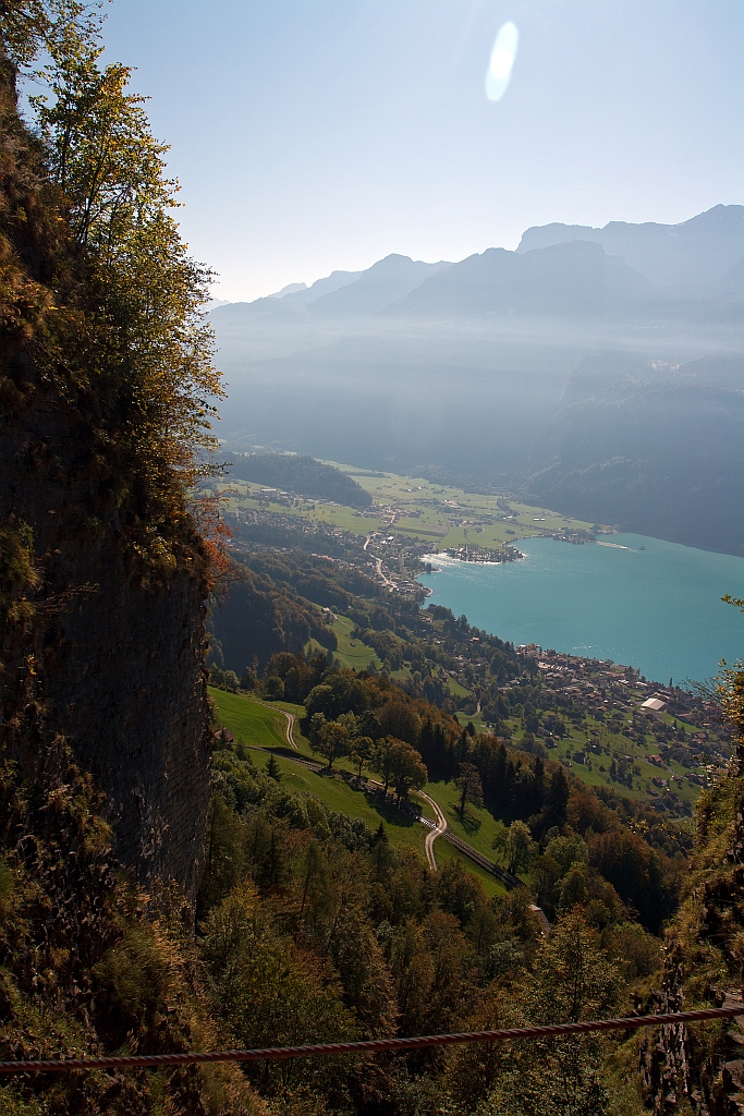 Am 01.10.2011  auf Bergfahrt mit der Heizl BRB 16 zum Brienzer Rothorn. Blick, durch das Felsfenster in dem Planalpfluhtunnels, auf Brienz und Brienzersee.