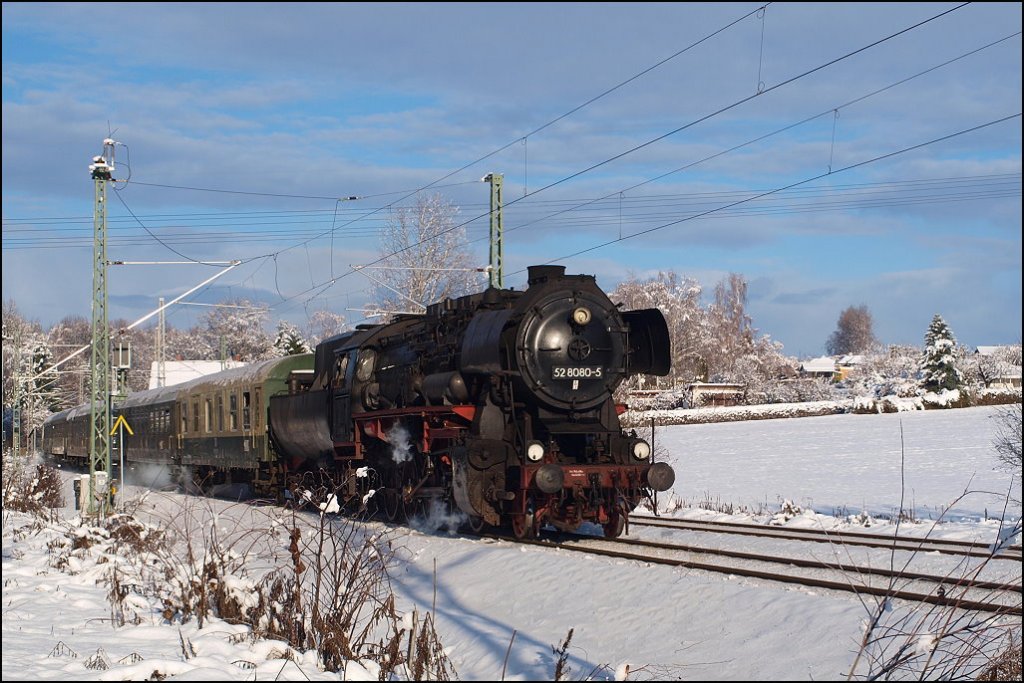 Am 01.12.2012 ist 52 8080 mit einem Sonderzug ins Erzgebirge unterwegs, hier an der Stadtgrenze von Chemnitz beim ehemaligen Abzweig Furth.