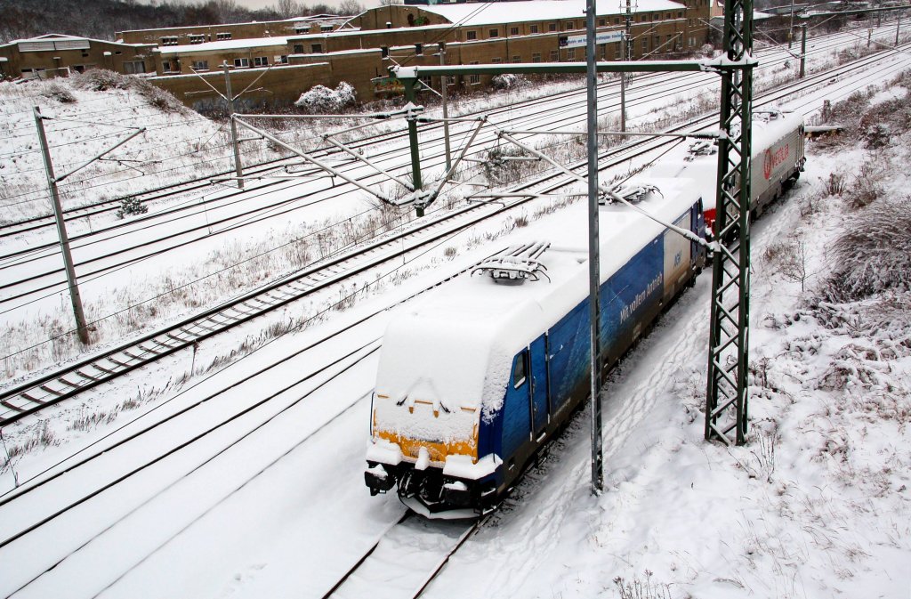Am 02.01.2010 stehen 146 519 und E 37 519 vllig eingeschneit in Bitterfeld.