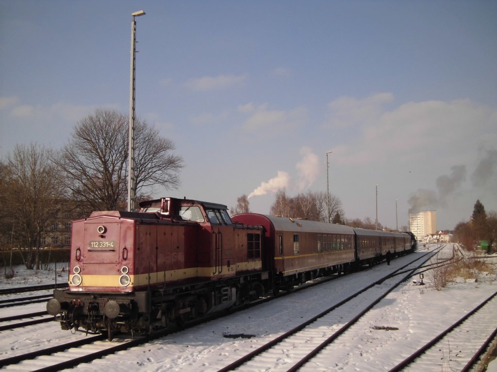 Am 02.03.13 hatte die Lbauer 52 8080-5 ihre letzte Fahrt nach Chemnitz, hier in Chemnitz Sd Bahnhof von einer Verladerampe. Schublok war 112 331-4.