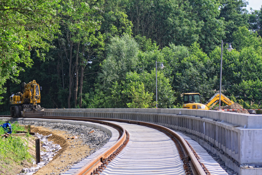 Am 02.03.2009 begannen die offiziellen Bauarbeiten der DB (bzw.deren Subunternehmen) an der Gleisverl�ngerung in Ueckerm�nde. Zu deren Verlauf geh�ren zwei neue Haltepunkte sowie zwei neue Bahn�berg�nge. Das Baugeschehen wurde am 15.08.2009 abgeschlossen. Jedoch begann nach kurzer Zeit der Zugangsbereich zum Bahnsteig abzusinken. Diese Nachbesserung dauerte bis Ende November 2010. Ab diesem Zeitpunkt wurden Bahnreisende in Ueckerm�nde mit einem Schmuckst�ck begr�sst. -  Der Haltepunkt Ueckerm�nde Stadthafen nimmt Gestalt an. - 05.07.2009
