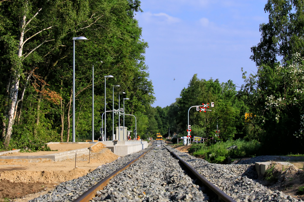 Am 02.03.2009 begannen die offiziellen Bauarbeiten der DB (bzw.deren Subunternehmen) an der Gleisverlngerung in Ueckermnde. Zu deren Verlauf gehren zwei neue Haltepunkte sowie zwei neue Bahnbergnge. Das Baugeschehen wurde am 15.08.2009 abgeschlossen. Jedoch begann nach kurzer Zeit der Zugangsbereich zum Bahnsteig abzusinken. Diese Nachbesserung dauerte bis Ende November 2010. Ab diesem Zeitpunkt wurden Bahnreisende in Ueckermnde mit einem Schmuckstck begrsst. - Das Gleis lag bis zur Umlaufsperre Strandweg. - 24.06.2009