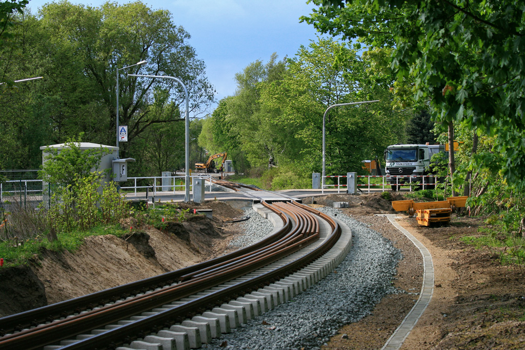 Am 02.03.2009 begannen die offiziellen Bauarbeiten der DB (bzw.deren Subunternehmen) an der Gleisverlngerung in Ueckermnde. Zu deren Verlauf gehren zwei neue Haltepunkte sowie zwei neue Bahnbergnge. Das Baugeschehen wurde am 15.08.2009 abgeschlossen. Jedoch begann nach kurzer Zeit der Zugangsbereich zum Bahnsteig abzusinken. Diese Nachbesserung dauerte bis Ende November 2010. Ab diesem Zeitpunkt wurden Bahnreisende in Ueckermnde mit einem Schmuckstck begrsst. - Sicht auf Bahnbergang Eggesiner Strasse - 04.05.2009