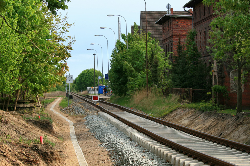 Am 02.03.2009 begannen die offiziellen Bauarbeiten der DB (bzw.deren Subunternehmen) an der Gleisverlngerung in Ueckermnde. Zu deren Verlauf gehren zwei neue Haltepunkte sowie zwei neue Bahnbergnge. Das Baugeschehen wurde am 15.08.2009 abgeschlossen. Jedoch begann nach kurzer Zeit der Zugangsbereich zum Bahnsteig abzusinken. Diese Nachbesserung dauerte bis Ende November 2010. Ab diesem Zeitpunkt wurden Bahnreisende in Ueckermnde mit einem Schmuckstck begrsst.-Gleisverlngerung ab dem ehemaligen Bahnhof - 04.05.2009