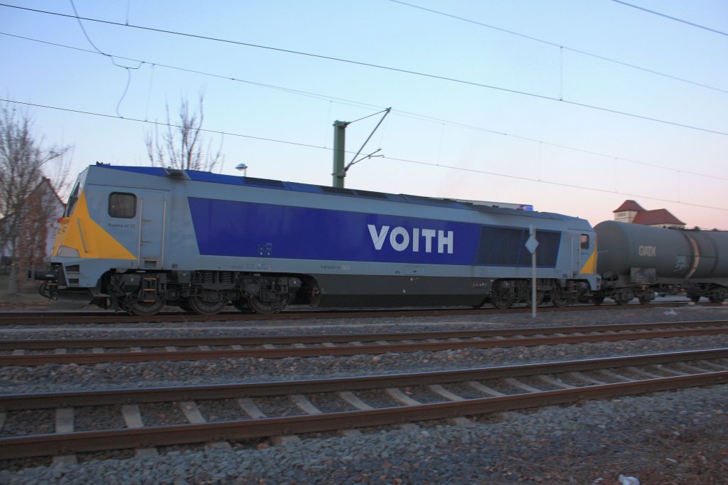 am 02.03.2011 fhr die Voith Maxima 40 cc mit ihrem Kesselwagenzug weiter, nachdem sie einen Regionalexpress und zwei Stadtbahnen abgewartet hatte . Bereits vorher hatte der Zug drei Stunden Versptung.
