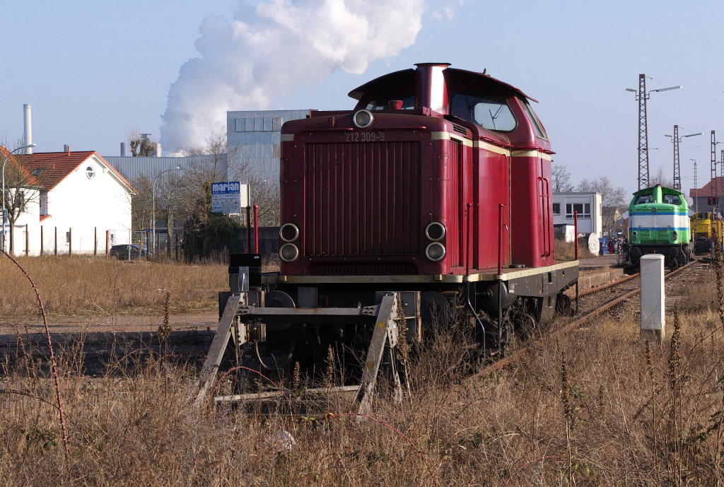 Am 02.03.2013 wurden im Anschlu Dillinger Htte eine neue Weiche und auch neue Gleise verlegt. Am Sonntag standen 212 309-9 und 211 030-2 (Rhenus 42) abgestellt im Bahnhof Dillingen/Saar.
Einige Minuten spter wurde 211 030-2 gestartet, ein Kranwagen mute rangiert werden.
