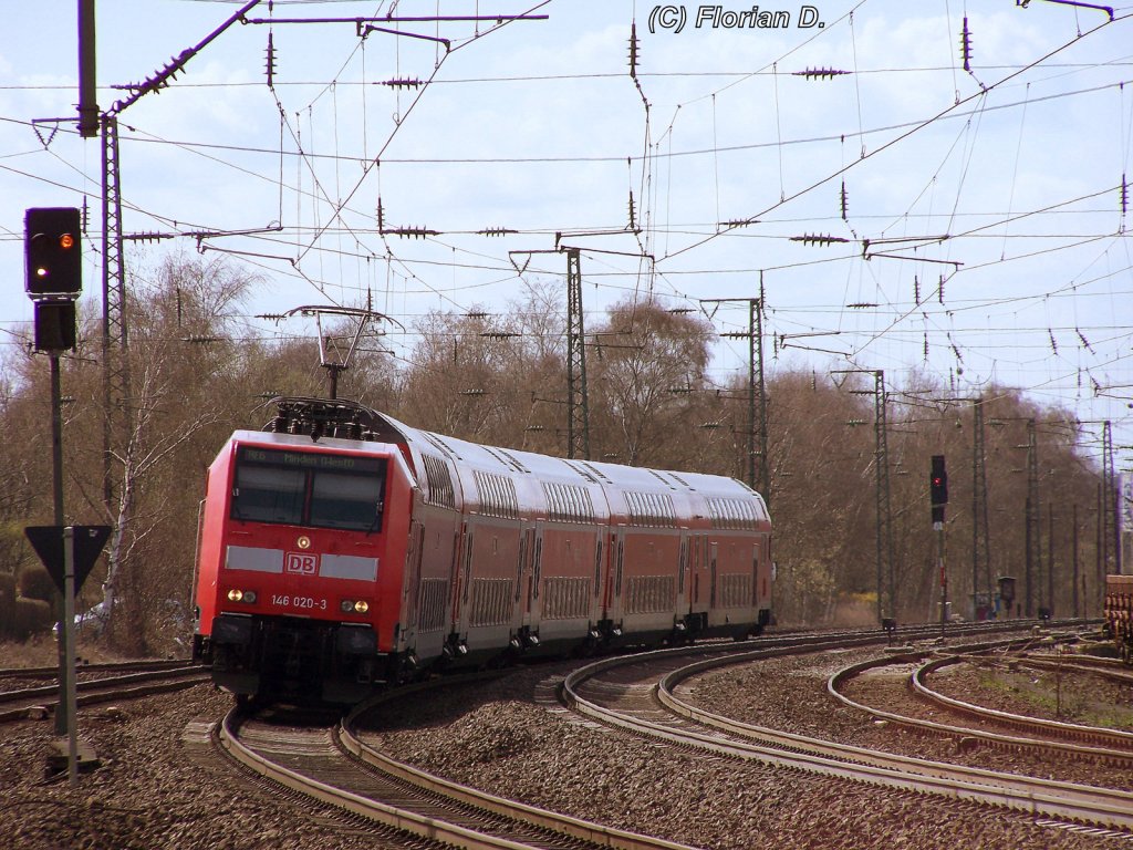 Am 02.04.2010 zog 146 020-3 bei schner Nachmittagssonne ihren RE6  Westfalen-Express  (4323) durch Bochum-Ehrefeld.