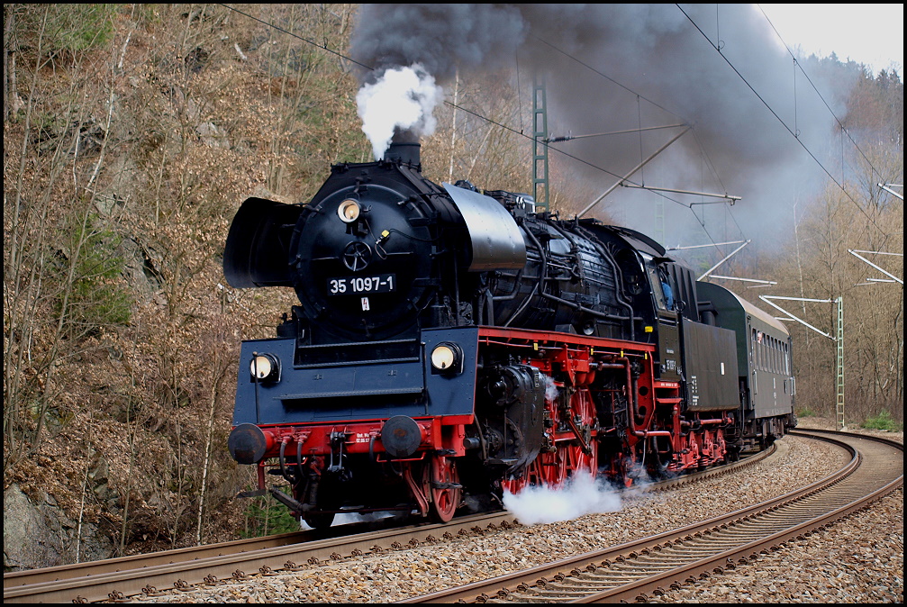 Am 02.04.2011 keucht die Glauchauer 35 1079 mit einem Sonderzug die Tharandter Rampe hinauf, hier zwischen Edle Krone und Klingenberg-Colmnitz.