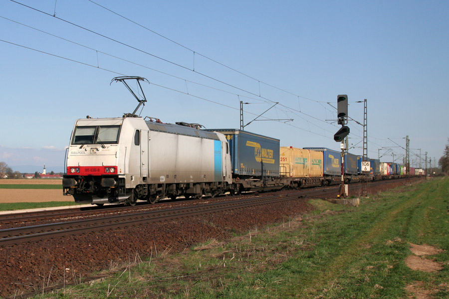 Am 02.04.2011 zog 185 636 einen Gterzug durch Mangolding Richtung Regensburg.