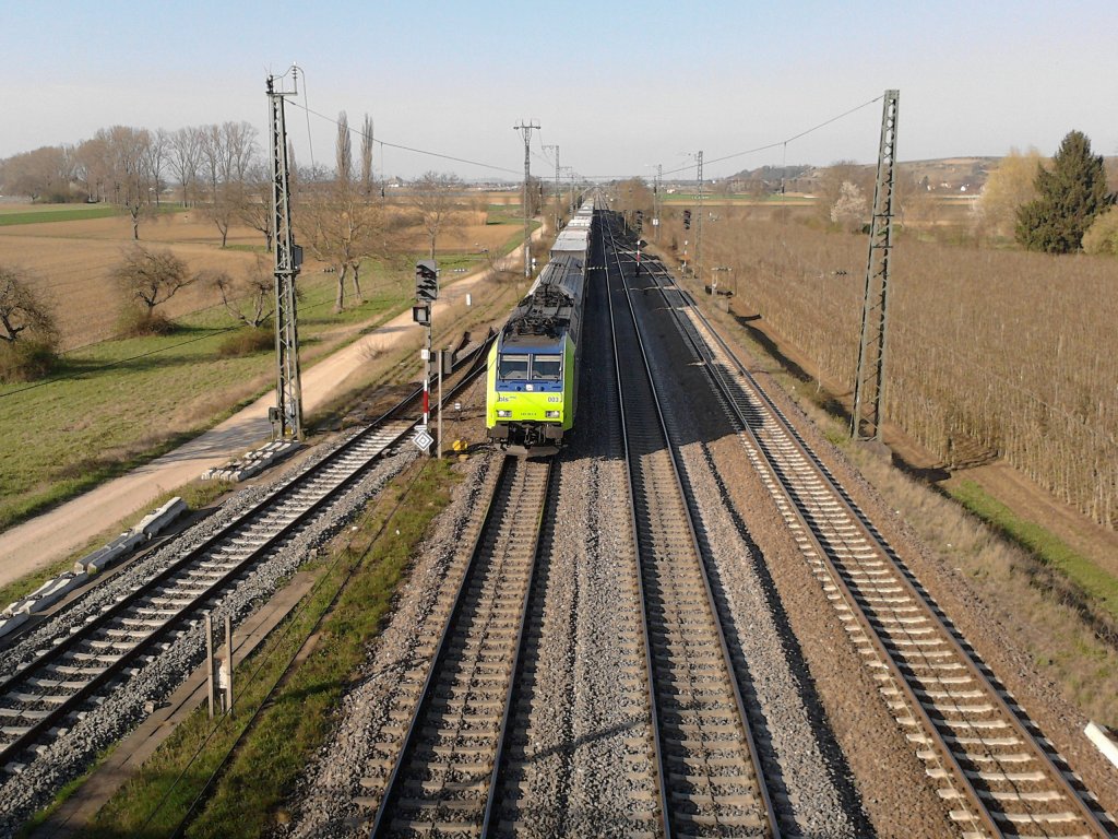 Am 02.04.2012 kam Re 485 003 mit ihrer RoLa durch Mllheim (Baden).