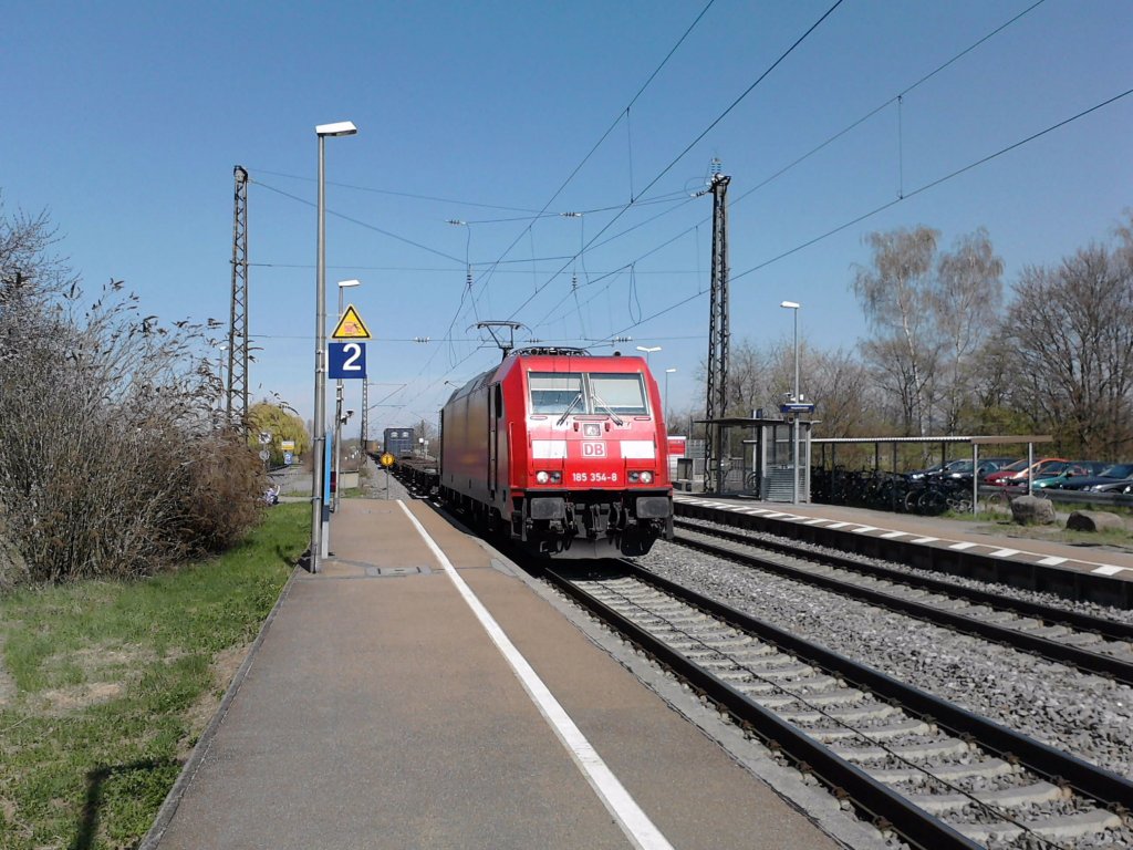 Am 02.04.2012 um 14:16 Uhr fhrt 185 354-8 mit einem KLV durch Buggingen.