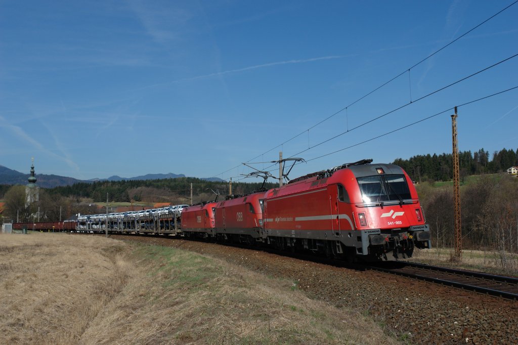 Am 02.04.2012 war ein Gterzug von Villach Sd nach Ljubiljana mit 541 003, 1116 xxx und 1216 14x bei Finkenstein unterwegs.