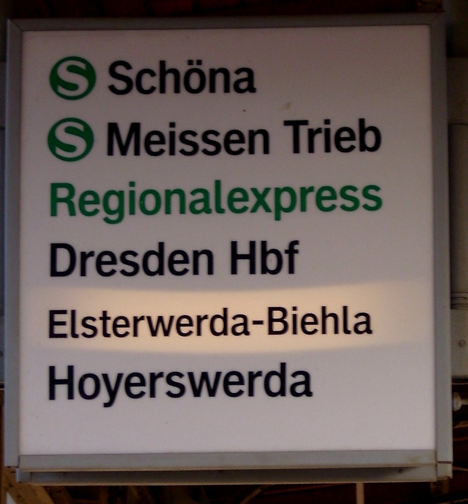 Am 02.05.2008 wartet der Fotograf  in Coswig (Dresden)auf die Regionalbahn nach Elsterwerda - Biehla gegen 08:22 Uhr. Diese Anzeigetafel wird bald der Vergangenheit angeh�ren, da auch die Gleise und Bahnsteige in Coswig umfangreich saniert werden.