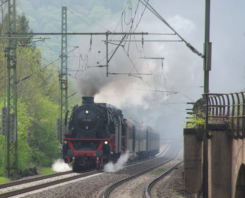 Am 02.05.2010 verabschiedet sich dann auch wirklich der letzte Dampf-Gast aus Bebra. Unsere Niederlndischen Freunde auf der Rckfahrt gen Rotterdam. Bespannt wurde ihr Zug von 41 360 und 01 1075. Aufgenommen in Malsfeld.