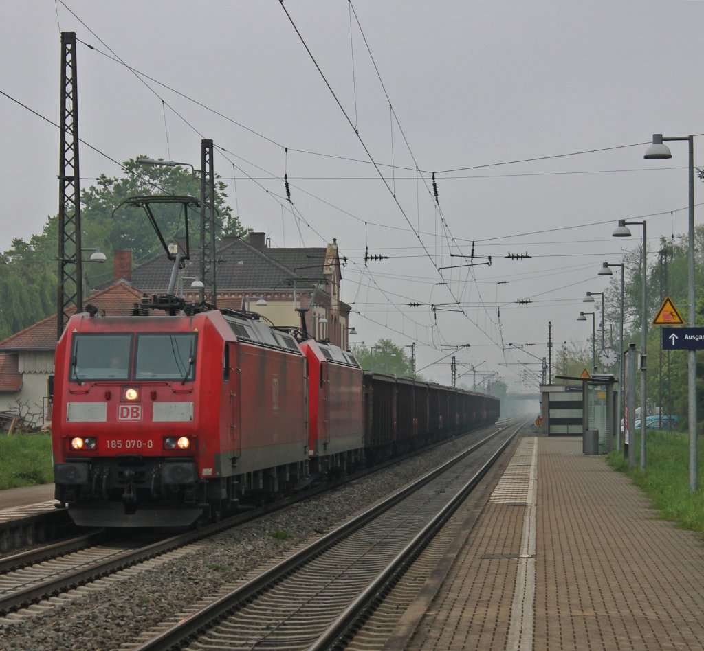 Am 02.05.2013 kam 185 070-0 und 185 157-5 mit dem leerem Tonerdezug aus Richtung Italien nach Limburg an der Lahn. Hier ist die Doppeltraktion bei der Durchfahrt in Kenzingen.