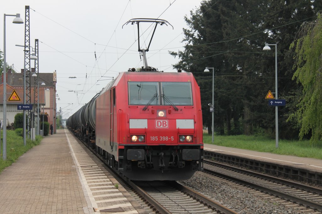 Am 02.05.2013 kam auch die zweit hchste 185 von DB Schenker durch Kenzingen. 185 398-5 mit einem Kesselwagenganzzug bei der Durchfahrt und passiert gleich die Baustelle.