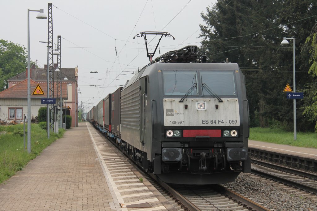 Am 02.05.2013 kam ES 64 F4-097 (E189 997) von TXLogistik aus Bad Honnef mit einem KLV-Containerzug gen Norden durch Kenzingen gefahren. Bei der Aufnahme fuhr der Zug gerade mal 60 km/h, wegen der Baustelle nrdlich von Kenzingen, weswegen der Gesamte Zugverkehr ber das berholgleis verkehrt. 