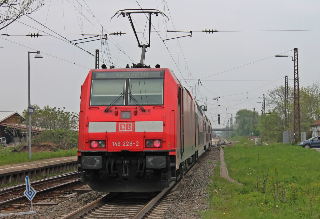 Am 02.05.2013 schob 146 228-2  St. Georgen  eine RB von Neuenburg (Baden) nach Karlsruhe Hbf. Hier ist die RegionalBahn bei der Ausfahrt aus Kenzingen.