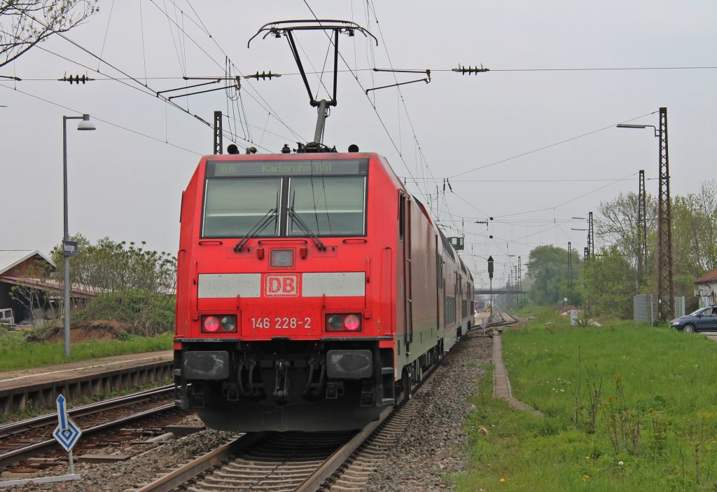 Am 02.05.2013 schob 146 228-2  St. Georgen  eine RB von Neuenburg (Baden) nach Karlsruhe Hbf. Hier ist die RegionalBahn bei der Ausfahrt aus Kenzingen.