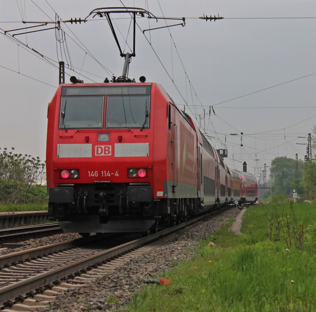 Am 02.05.2013 schob die Freiburger 146 114-4  Baden-Wrttemberg erfahren  einen RE nach Offenburg aus dem Bahnhof in Kenzingen raus.