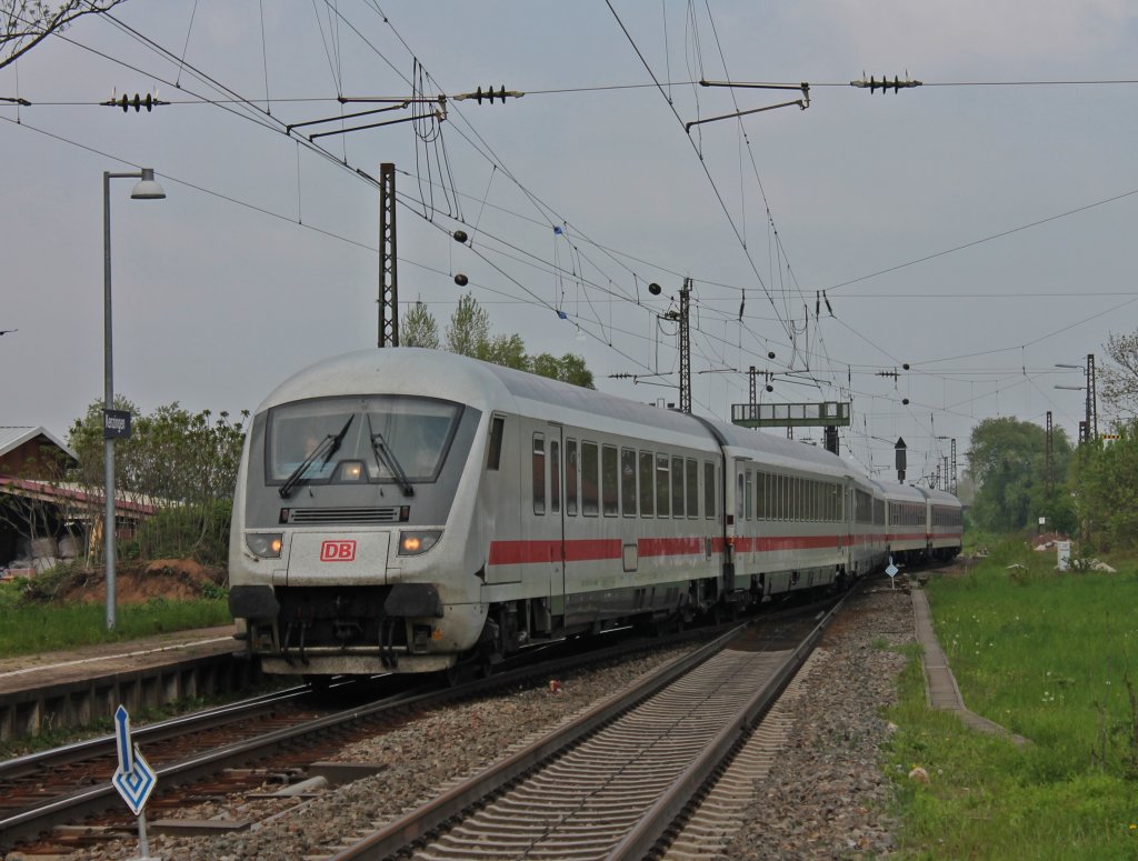 Am 02.05.2013 wurde der EC 9 von Kln Hbf bis Basel SBB mit einem Ersatzzug gefahren. Gefhrt wurde der Zug vom Steuerwagen D-DB 61 80 80-91 143-0. Schublok des Ersatzzuges war 120 102-9. Hier ist der Zug bei der Einfahrt von Kenzingen an der KBS 703.