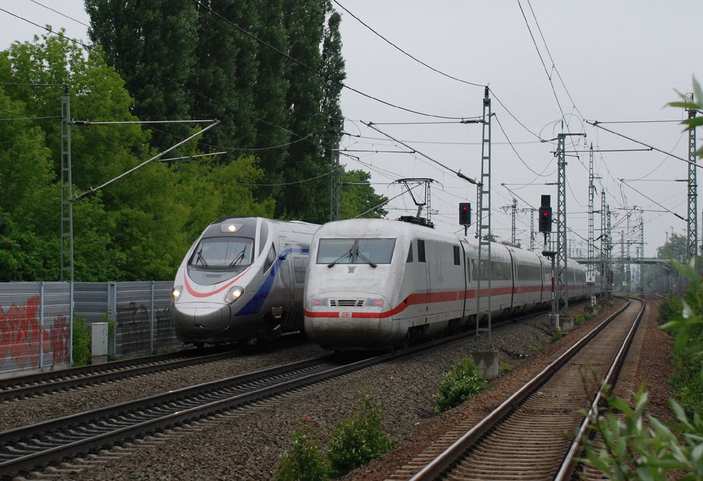 am 02.06.2010 fuhr der Cisalpino 610 111 von Berlin-Sdkreuz nach Mnchen und konnte am Morgen in Berlin-Staaken zunchst mit einem ICE 1 der DB im Bild festgehalten werden