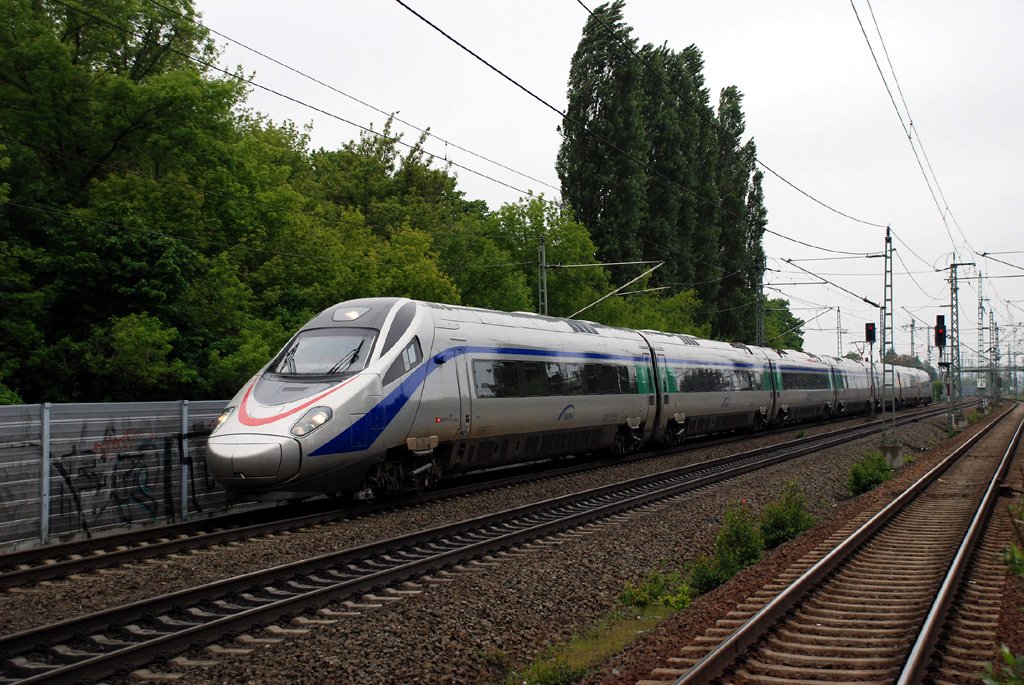 am 02.06.2010 fuhr der Cisalpino 610 111 von Berlin-Sdkreuz nach Mnchen und konnte am Morgen in Berlin-Staaken im Bild festgehalten werden.
