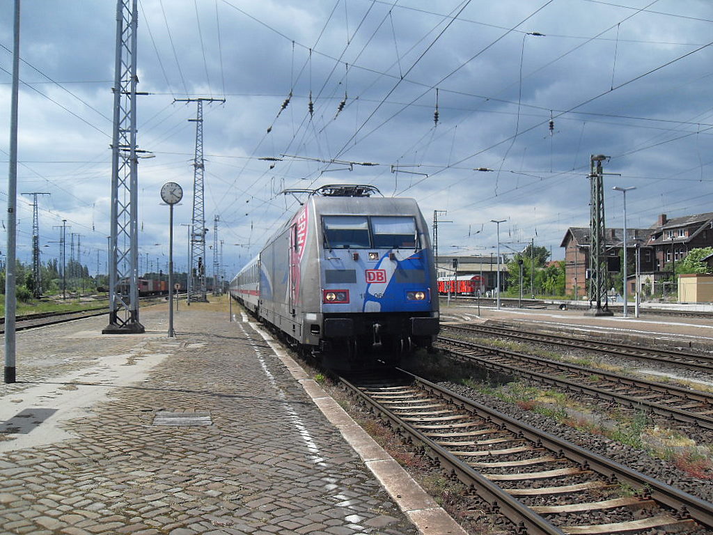Am 02.06.2012 fuhr 101 060 durch Stendal mit IC 2441 als Umleiter in Richtung Leipzig.
