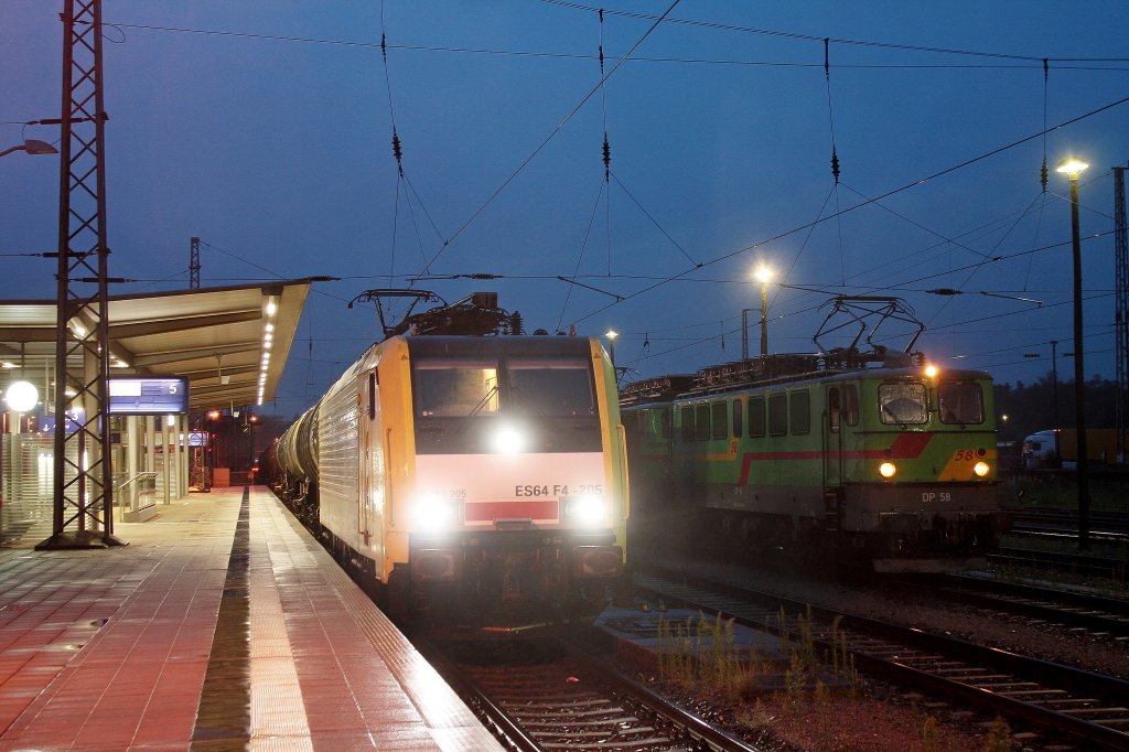 Am 02.07.2011 steht DP 58 und DP 60 mit dem Kreidezug nach Rgen auf dem HBF Eberswalde. berholt wurde der Zug von ES64 F4-205.
