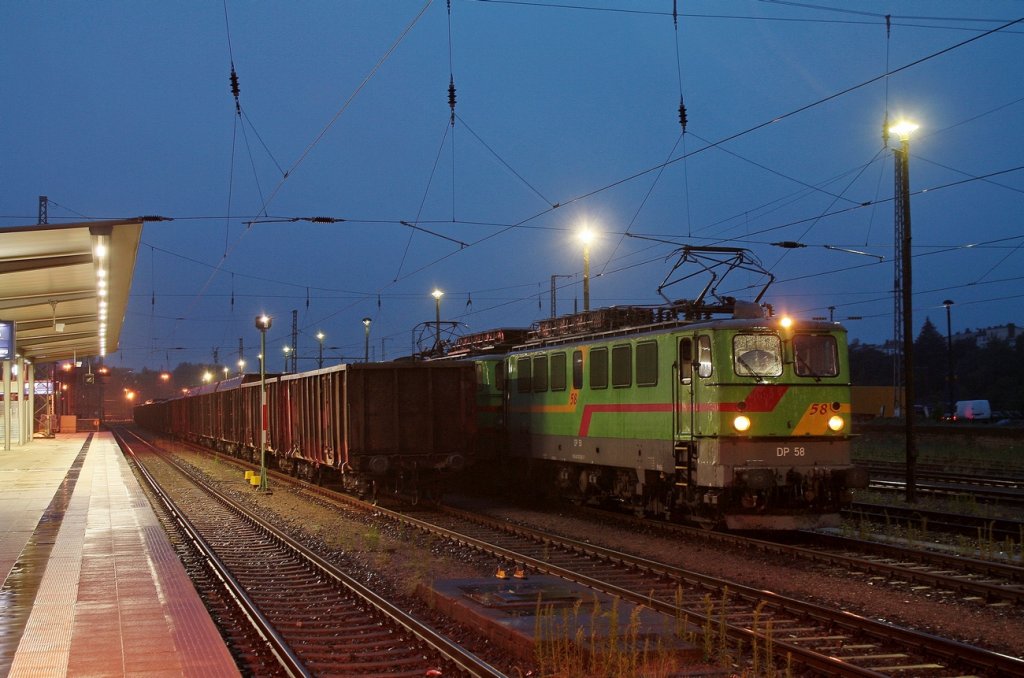 Am 02.07.2011 steht DP 58 und DP 60 mit dem Kreidezug nach Rgen auf dem HBF Eberswalde. Nun auch um die gewnschten 0,3 gedreht!

