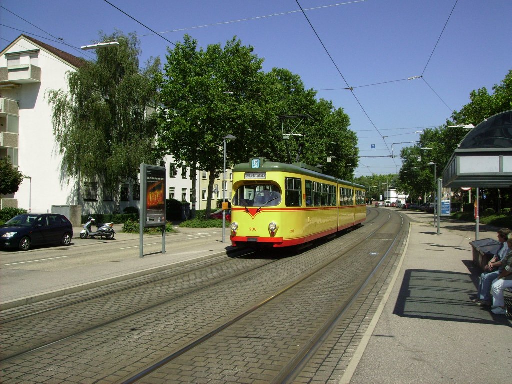 Am 02.08.2011 ist VBK-Tw 208 auf der Linie 5 gerade in die Haltestelle Karlsruhe Rintheimer Strae eingefahren und wird in Krze seinem Ziel Rintheim entgegensteuern. Der Zielfilm war noch von der Hinfahrt falsch eingestellt.