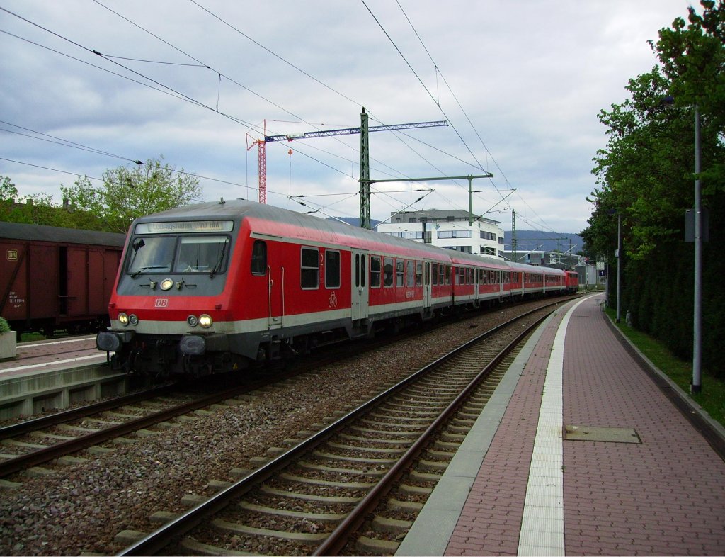 Am 02.09.2012 war einmal wieder, wie jeden Sonntag im Sommer der Murgt�ler Radexpress unterwegs. Hier hat er in Form von RE 38958 den Bahnhof Gaggenau erreicht.