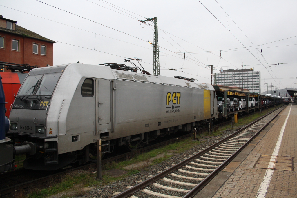Am 02.11.2010, als zweitlok die 185 681-4 von PCT Altmann, mit Ihrem Leeren Autozug.